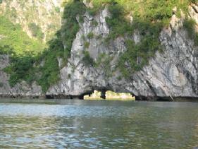 Can we go through? yes! (Ha Long Bay)