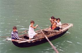 Living on water, Ha Long Bay