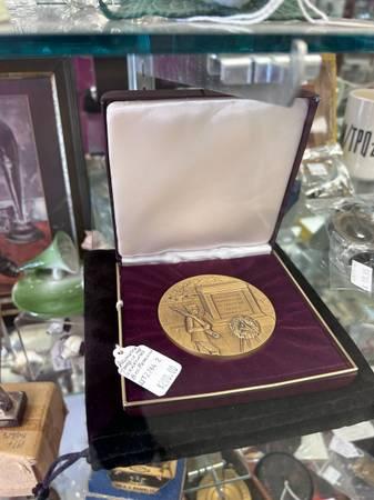 West Saint Paul Antiques - ARLINGTON TOMB OF THE UNKNOWNS 8OZ MEDALLION - $200