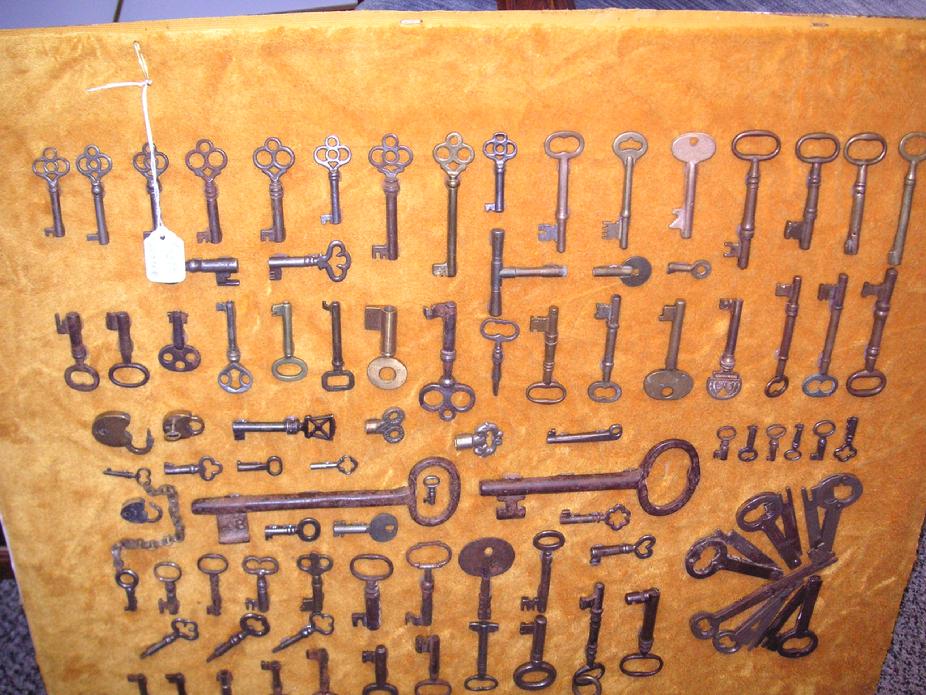 90 pcs Set of old keys....