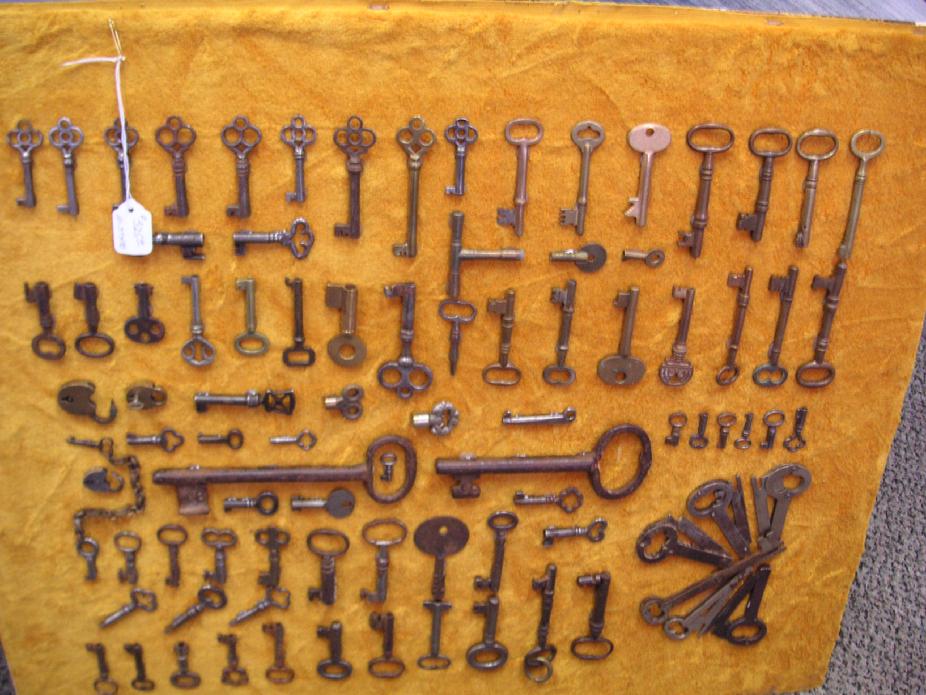 90 pcs Set of old keys....